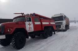 Автомобілі ДСНС надають допомогу в буксируванні транспортних засобів
