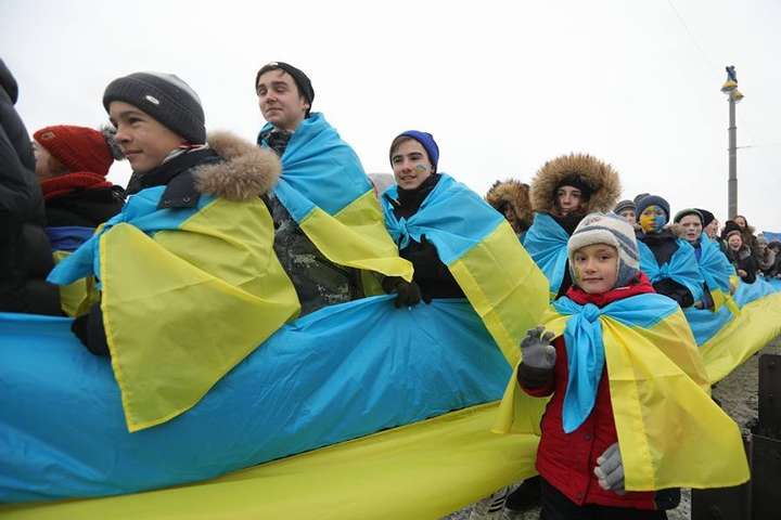 У Києві активісти з’єднали береги Дніпра «живим ланцюгом Соборності»