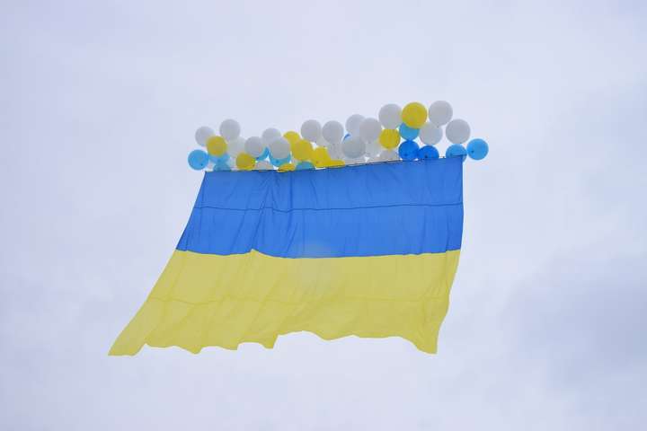 У небі над Луганщиною з’явився український прапор
