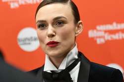 Кира Найтли сменила платье на бархатный смокинг и бабочку