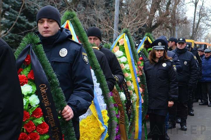В Одессе простились с погибшим в перестрелке полицейским
