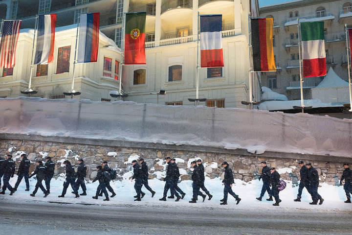 У Давосі напередодні міжнародного форуму снігопади заблокували дороги