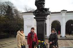 Крымчане принесли к памятнику Шевченко сине-желтый букет (фото)