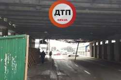 На бульварі Вацлава Гавела «втомився» шляхопровід. Фоторепортаж з місця події