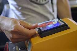 У столичній підземці додали турнікетів, які працюють з банківською карткою