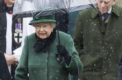 Елизавета II впечатлила стильным зеленым пальто и шляпкой