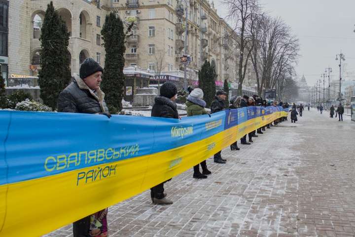 На Хрещатику розгорнули гігантський прапор України 