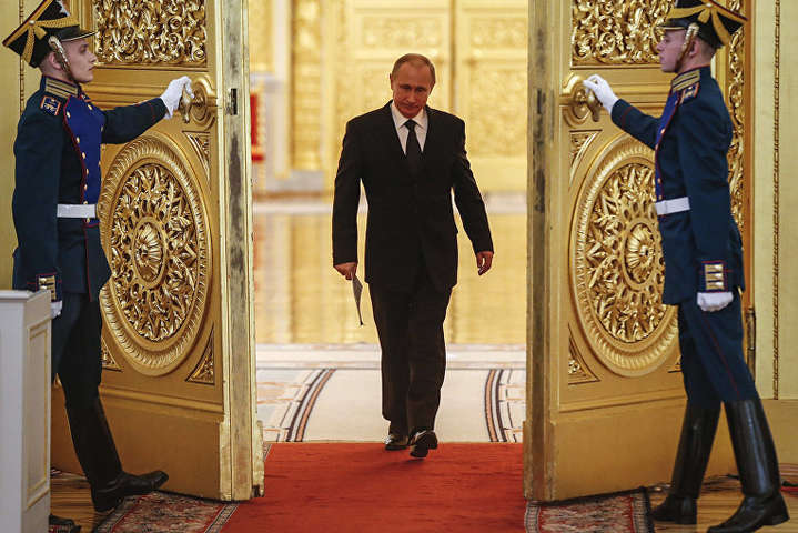 Хотите поцеловать башмак короля Путина?