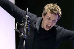 В сети показали, как Том Хиддлстон и Эдди Редмэйн озвучивали мультфильм «Дикие предки»