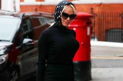 Памела Андерсон вновь носит ланчи Джулиану Ассанжу