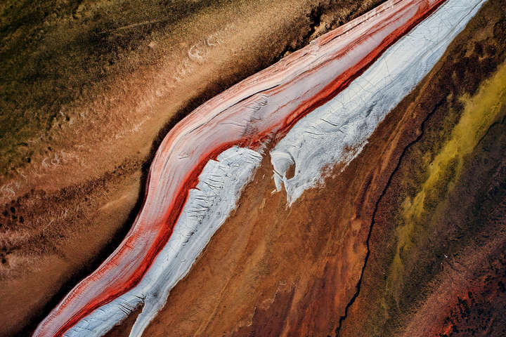 Незвичайні кольори і мальовничі потоки. Фантастичні фото австралійського озера Ейр