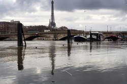 У Парижі повінь (відео)