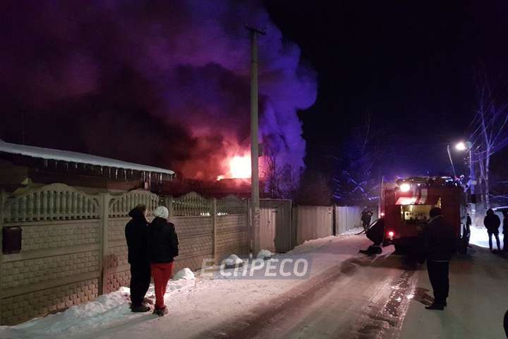 Поблизу Києва сталася масштабна пожежа у житловому будинку