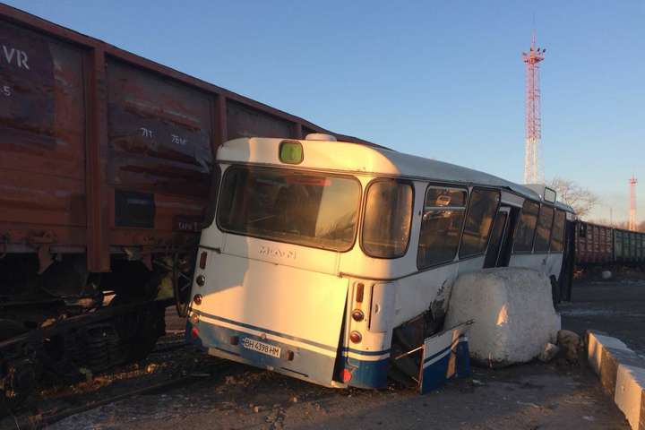 На Одещині автобус зіштовхнувся з потягом