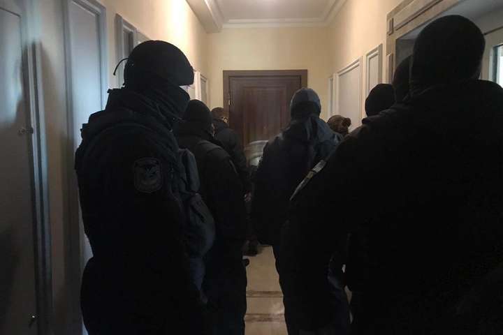 Нацагенство з розшуку активів кілька годин проривалося до «квартири Клименка»