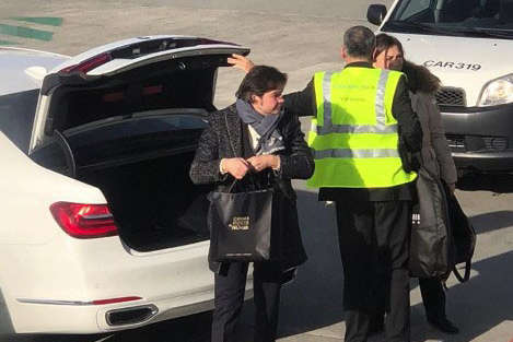 СМИ показали, как министр Нищук с роскошью прибыл к самолету (фото)