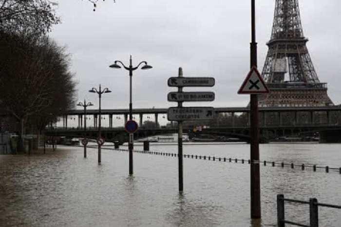 Річка Сена у Парижі затопила вулиці міста 