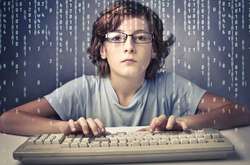 Подросток за компьютером