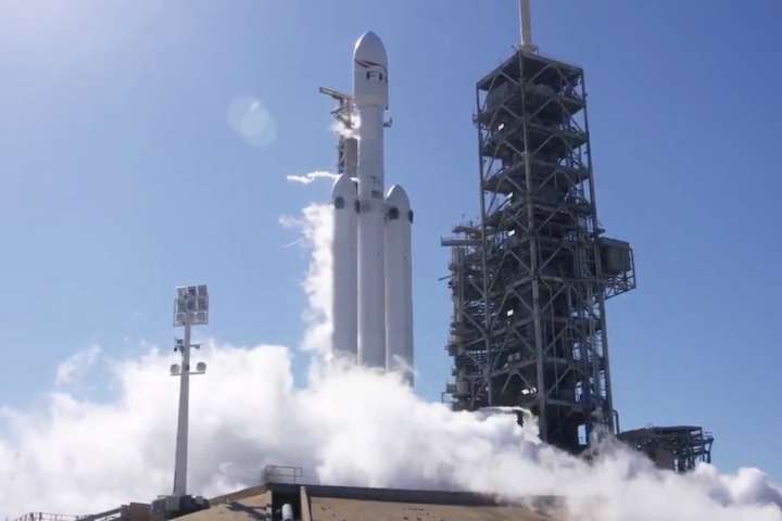SpaceX успішно провела перший вогневий тест ракети-носія Falcon Heavy