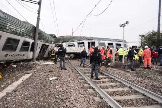 Біля Мілана потяг зійшов з рейок: є четверо загиблих та десятки поранених
