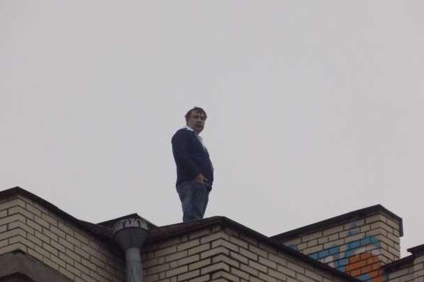 Саакашвілі пояснив, навіщо виліз на дах під час обшуків в його квартирі 