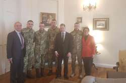 Волкер и Йованович встретились с освобожденными украинцами