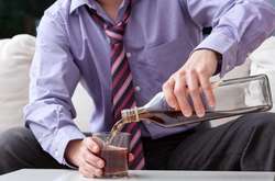 Життя в окупації: кримчани доганяють росіян за алкоголізмом