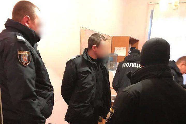 Спецоперація у Києві: затримано поліцейських, які «кришували» злодіїв на вокзалі