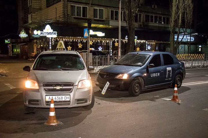 На Русанівці два таксиста зіткнулися на пустій дорозі