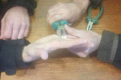 Чоловіку зрізають обручку