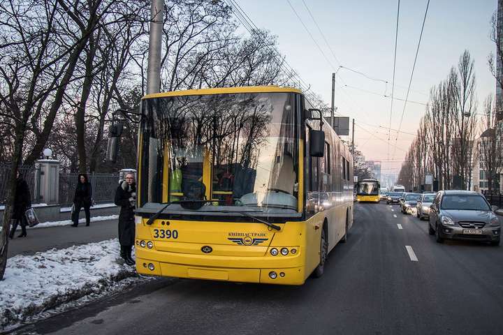 У центрі Києва в тролейбусі помер чоловік