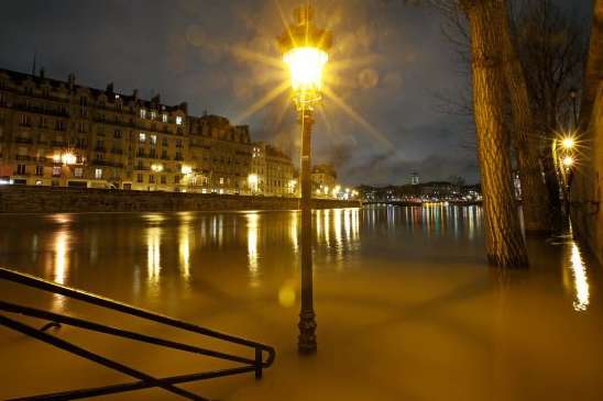 Сена вышла из берегов: как затопило Париж (фото)