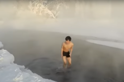 Японец купается на морозе
