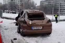 На столичній Борщагівці елітний автомобіль влетів у бетонні конструкції транспортної розв'язки