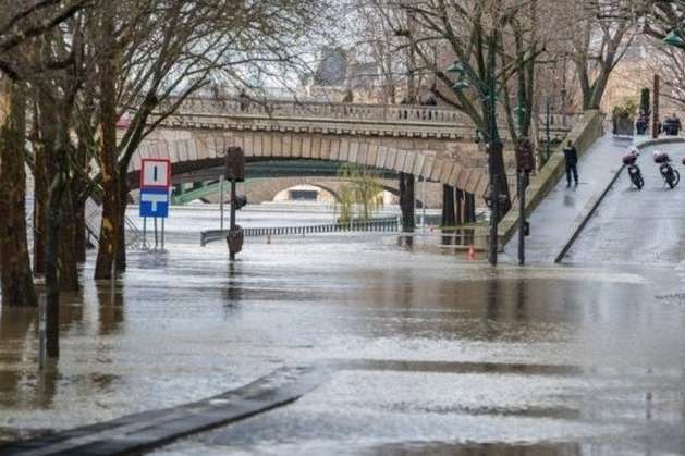 Париж потерпає від повені: близько тисячі людей евакуювали