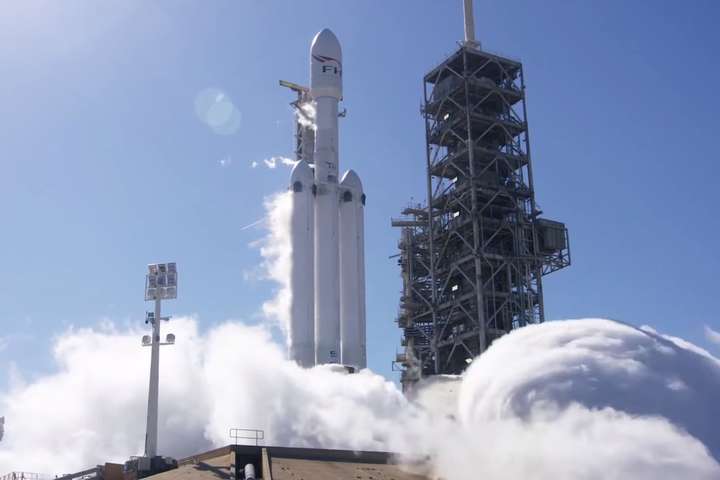 Ілон Маск анонсував перший запуск ракети-носія Falcon Heavy