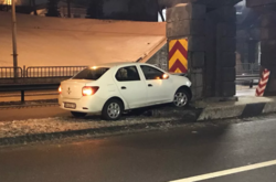 Біля станції столичного метро автомобіль врізався в опору моста