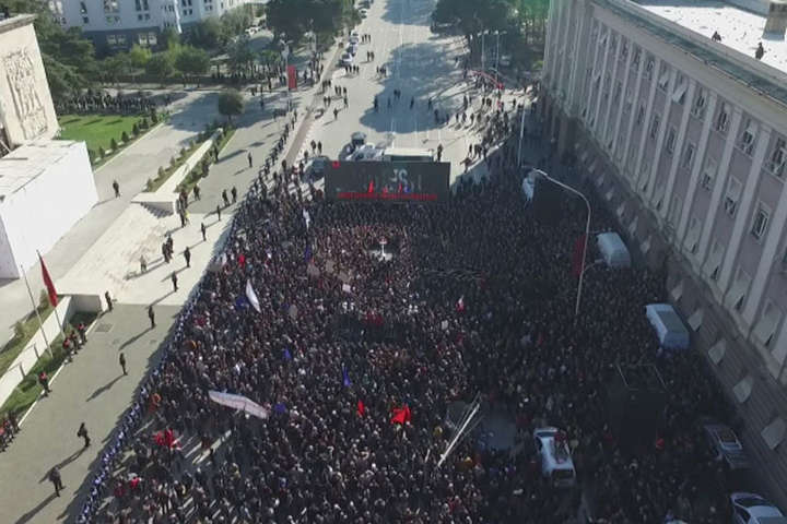 В Албанії тисячі людей протестували проти політики уряду