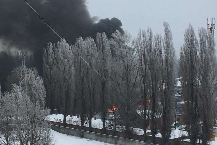 У Києві масштабна ДТП за участю фури: після зіткнення сталася сильна пожежа