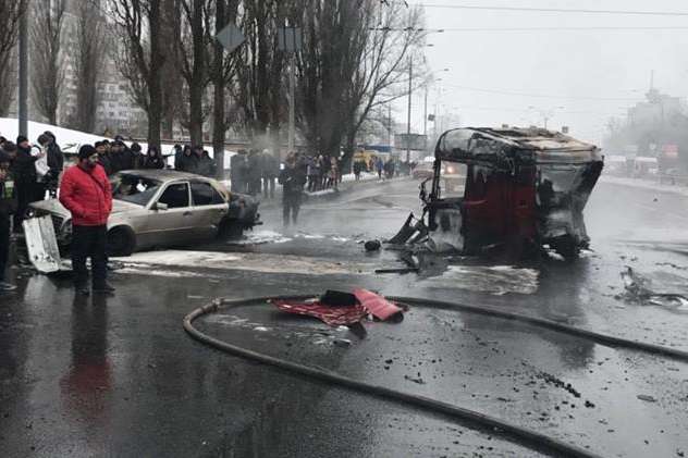 Жахливі наслідки ДТП на околицях Києва. Від автомобілів залишився попіл