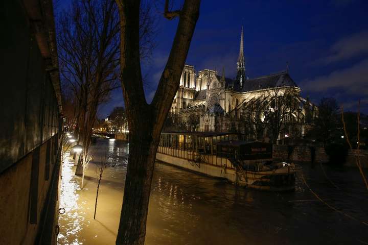 Через повінь у Парижі евакуювали 1500 людей