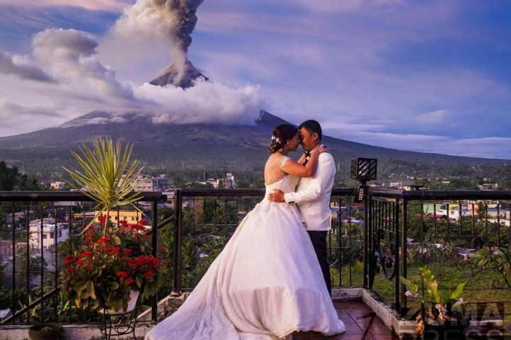 Пара на Філіппінах одружувалася під вибухи вулкану