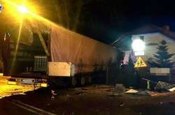 У Польщі водій-українець протаранив на фурі житловий будинок