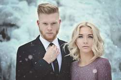  Влюбленные на фоне водопада Bald River Falls 