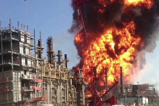 Нафтопереробний завод загорівся у Тайвані 