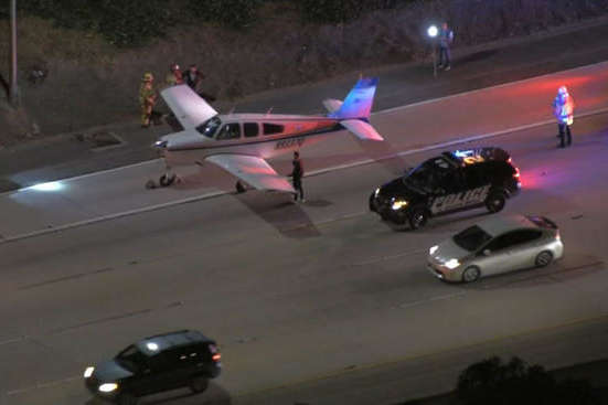 Літак екстрено сів на автомагістраль у США (фото, відео)