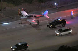 Літак екстрено сів на автомагістраль у США (фото, відео)