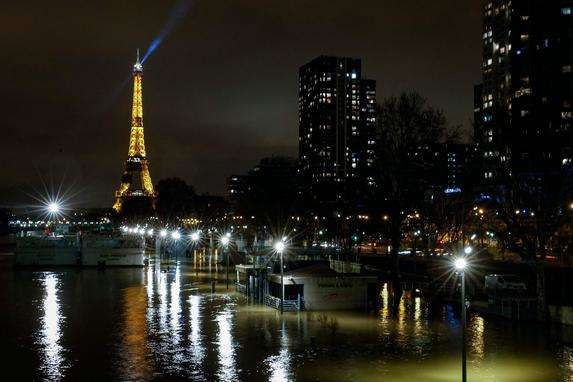 У Парижі закрили сім станцій метро через високий рівень води у Сені