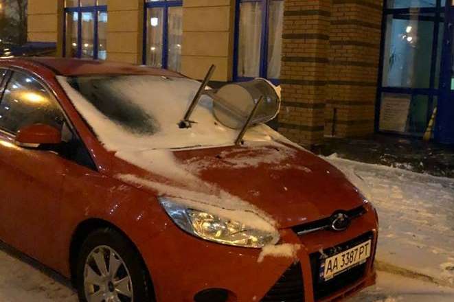 У Києві «герою парковки» кинули на лобове скло урну