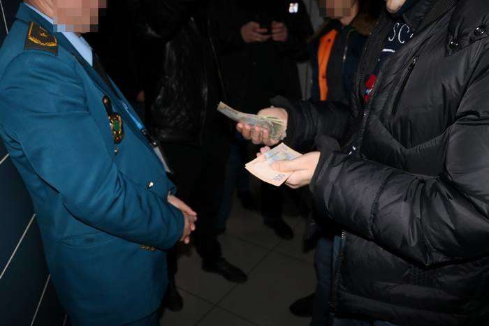 СБУ викрила на систематичних хабарах митників харківського аеропорту